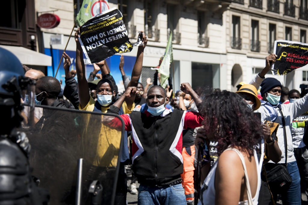 PARIS – 30 MAI 2020 : Manifestation parisienne pour la régularisation des sans papiers. Initialement prévue en mars 2020, mais annulée à cause du confinement, la marche des solidarités s'est tenue ce samedi. Malgré l'interdiction préfectorale, plusieurs milliers de manifestants ont marché entre Opéra et Place de la République. Une marche pour dénoncer la situation des sans papiers en France, et réclamer leurs régularisations. Au départ de la marche, et à l'arrivée, la police et les gendarmes ont utilisé des gaz lacrymogènes pour disperser la foule nombreuse. Un peu moins de cent interpellations.  En France, à Paris, le Samedi 30 mai 2020.