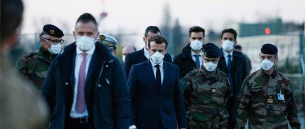Macron masqué avec militaires