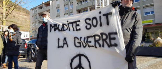 banderole-anti-guerre-deployee-lors-de-la-manifestation-anti-guerre-de-guebwiller-photo-l-alsace-edouard-cousin-1645885745