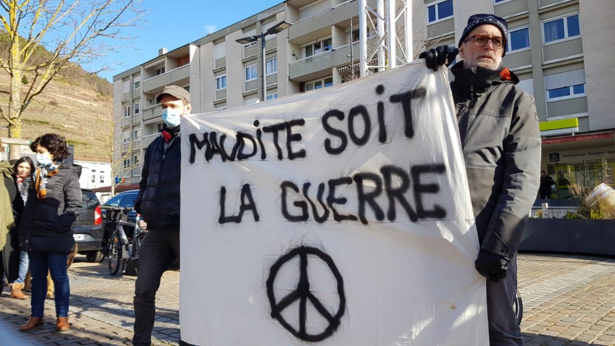 banderole-anti-guerre-deployee-lors-de-la-manifestation-anti-guerre-de-guebwiller-photo-l-alsace-edouard-cousin-1645885745
