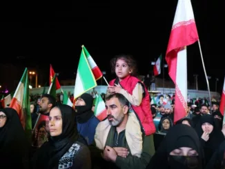 Des Iranien'nes réunis sur la place Enqelab de Téhéran, après l’annonce d’un cessez-le-feu entre l’Iran et les États-Unis, mercredi 8 avril