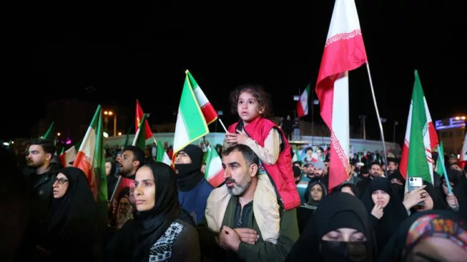 Des Iranien'nes réunis sur la place Enqelab de Téhéran, après l’annonce d’un cessez-le-feu entre l’Iran et les États-Unis, mercredi 8 avril