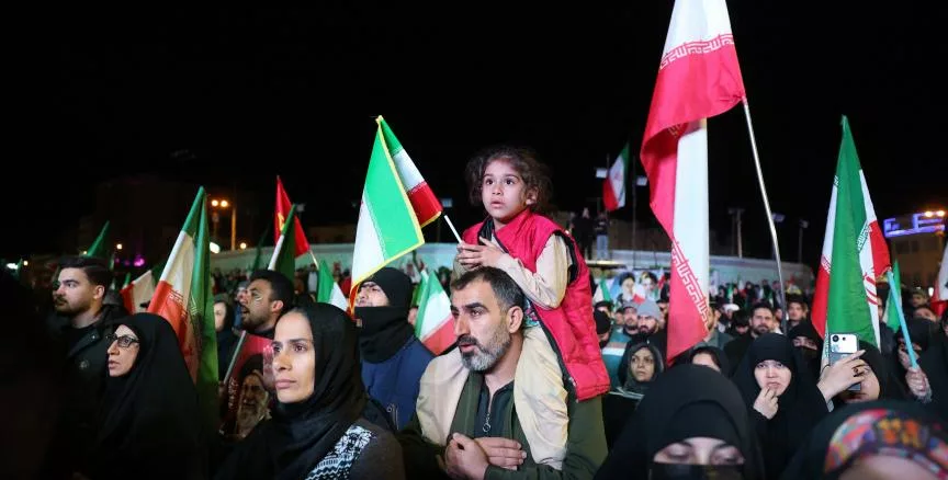 Des Iranien'nes réunis sur la place Enqelab de Téhéran, après l’annonce d’un cessez-le-feu entre l’Iran et les États-Unis, mercredi 8 avril
